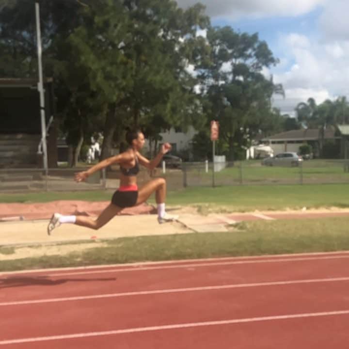 テイレイハ・クラークのインスタグラム：「Some summer spring  #triplejump #longjump」