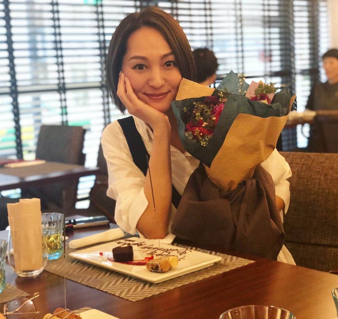 福間文香のインスタグラム：「幸せな時間♡💐 いつもの撮影メンバー @aquagirl_official  と久々ランチ☺︎🍴 鍋倉さんお疲れ様でしたの会💛  私も30thお祝いしてもらっちゃいました😭💚 #みんなありがとう #たくさんありがとう #お疲れ様でした🌷」