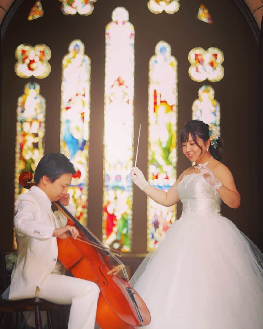 迎賓館ヴィクトリア/結婚式(富山・高岡・金沢・小松・福井)さんのインスタグラム写真 - (迎賓館ヴィクトリア/結婚式(富山・高岡・金沢・小松・福井)Instagram)「#前撮り ⑅︎◡̈︎*〜♫ 幼少期より演奏していたチェロ🎻♩ 教会前で新婦様がお指揮😆 なんともロマンチックなショット！ * * * * * ⛪️ウエディングフェアや💡お問い合わせは プロフィールからHPをご覧下さい✧︎*。 @victoria_weddingstyle ☎️お電話でのお問い合わせもお待ちしております *迎賓館VICTORIA福井 TEL 0776-23-5011 *迎賓館VICTORIA小松 TEL 0761-23-7055 *金沢グローブ TEL076-238-5211 *迎賓館VICTORIA高岡 TEL 0766-27-1155 *富山セントマリー教会＆迎賓館VICTORIA TEL 076-423-6688 *。 *。 #迎賓館ヴィクトリア #ヴィクトリア #福井ヴィクトリア#小松ヴィクトリア #高岡ヴィクトリア#富山ヴィクトリア#vic花嫁 #vic婚#ウェディング #ブライダル #結婚式  #結婚式場 #福井結婚式場#結婚式準備 #卒花嫁 #北陸花嫁 #福井花嫁 #家族愛 #ウエディングフェア #フェア #福井#福井市#ウエディングパーティー#victoria__restaurant#victoria_clubvictoria#ヴィクトリアグローブ#ヴィクトリアフォレスト#楽器」2月6日 18時26分 - victoria_weddingstyle