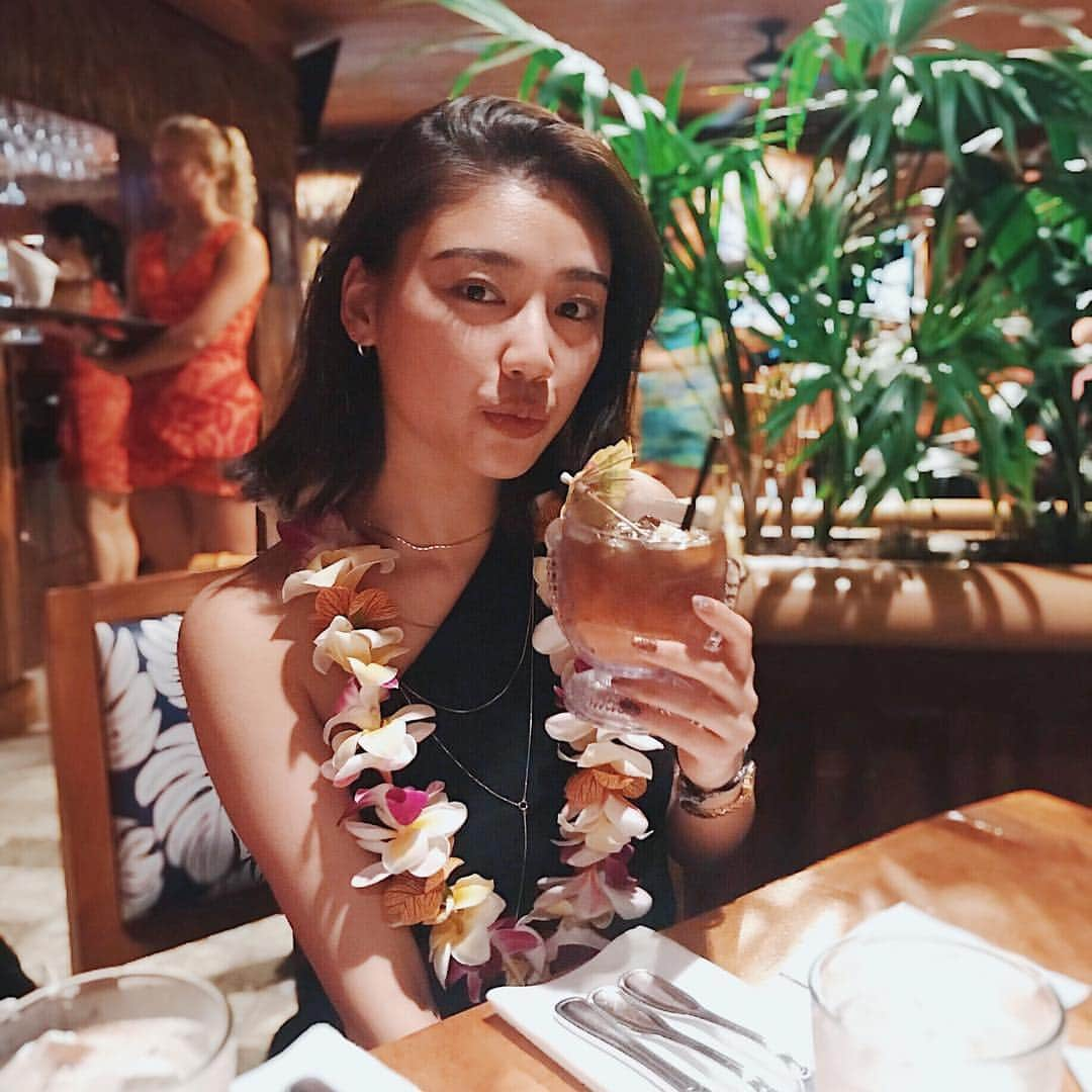 松本優さんのインスタグラム写真 - (松本優Instagram)「. . #hawaii 一泊目満喫中〜♡🌺 . 今日はアラモアナに行って、ショッピングdayでした💓. . 夜ご飯は『たびらく』 @tabirakuinc  を使って予約した 【 #dukes 】に行ってきたよ🍽日本人滞在者の方が教えてくれる口コミを読んだだけあって美味しくて素敵なお店でした😌 . たびらくは、日本人がオススメするお店が簡単に見つかって日本にいながらもお店の予約ができるサイト🔥🔥めっちゃいいよ〜おすすめ👏🏼 シーンに合わせたお店やったり、こだわり条件で絞り込めるし、地図検索技できるからほんまにわかりやすい🥺 . デートでも家族でももちろん一人でも是非使ってみてね🌺 . . #たびらくレポート#たびらく#たびらくハワイ#海外レストラン#予約完了#海外旅行#卒業旅行#簡単#おすすめ#trip#travel#waikiki#honolulu#ディナー#ハワイ#旅#旅行#yutravel✈️」2月6日 19時04分 - matsumoto_yu