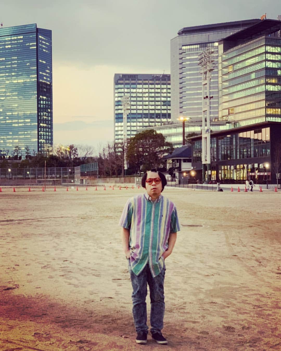 西澤裕介さんのインスタグラム写真 - (西澤裕介Instagram)「まだ撮影始まらへんのんか。キラキラしてて美しな。せやけどえらい寒いんですわ。太秦のみんなに会いたい。 #これどこなん #大き建物や #寒うて #目霞んで来た #岸大介 #太秦の空き時間 #何してますのん」2月6日 19時56分 - uzumasano.akijikan
