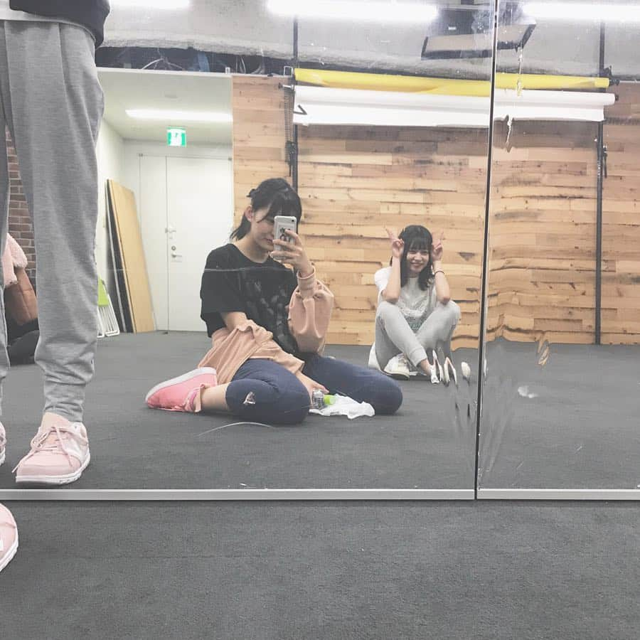 豊田留妃さんのインスタグラム写真 - (豊田留妃Instagram)「lesson , ✌︎ ・ ・  #lesson #dance #3人バージョンも #あと少し #豊田留妃  #ぴーおん♡ #薮田小桃 #浅原凜」2月6日 20時47分 - runstagram_717