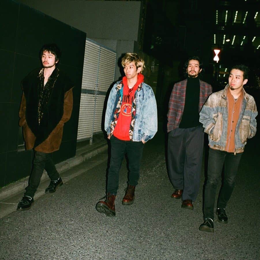 WWDジャパンさんのインスタグラム写真 - (WWDジャパンInstagram)「【インタビュー】音楽業界人が注目する今年一番“バズる”バンドKing Gnuはなぜ支持されているのか？﻿ ﻿ 　東京藝術大学出身の常田大希が2015年に前身となるSrv.Vinci（サーバ・ヴィンチ）の活動を開始。その後メンバーチェンジを経て、常田大希（Gt.Vo.）、勢喜遊（Drs.Sampler）、新井和輝（Ba.）、井口理（Vo.Key.）の4人体制へ。17年4月、バンド名をKing Gnu（キングヌー）に改め、17年10月にはファーストアルバム「Tokyo Rendez-Vous（トーキョーランデブー）」を発売。今年1月16日にセカンドアルバム「Sympa（シンパ）」でメジャーデビューを果たした。音楽番組「バズリズム 02」で、音楽業界人が選ぶ恒例企画「今年コレがバズるぞBEST10」で1位となるなど、今年ブレイク必至の4人組だ。彼らは何を考え、どこを目指すのか――今回、リーダーでもある常田に話を聞いた。﻿ ﻿ インタビューの続きはストーリーまたはプロフィールのリンクから🔗﻿ ﻿ PHOTOS : TAKUYA NAGATA﻿ ﻿ #KingGnu #TokyoRendezVous #Sympa #キングヌー #トーキョーランデブー #シンパ」2月6日 21時26分 - wwd_jp