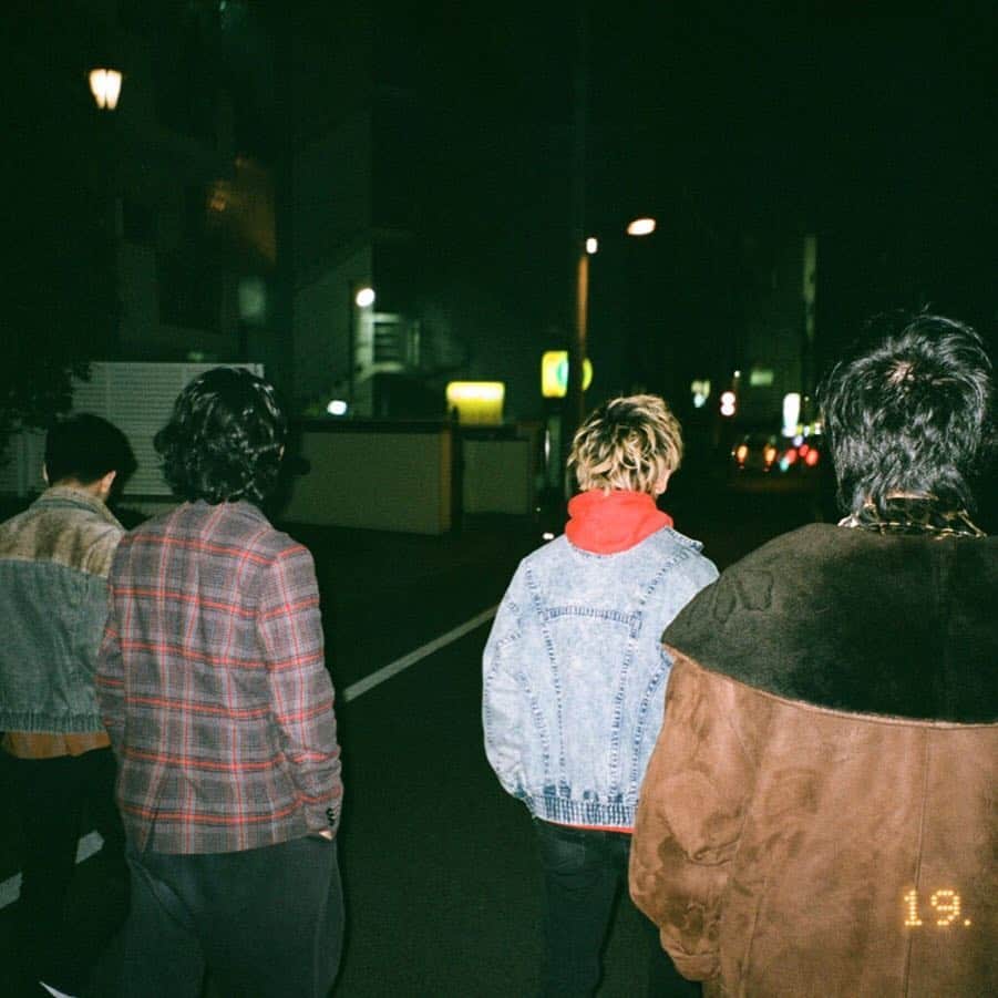WWDジャパンさんのインスタグラム写真 - (WWDジャパンInstagram)「【インタビュー】音楽業界人が注目する今年一番“バズる”バンドKing Gnuはなぜ支持されているのか？﻿ ﻿ 　東京藝術大学出身の常田大希が2015年に前身となるSrv.Vinci（サーバ・ヴィンチ）の活動を開始。その後メンバーチェンジを経て、常田大希（Gt.Vo.）、勢喜遊（Drs.Sampler）、新井和輝（Ba.）、井口理（Vo.Key.）の4人体制へ。17年4月、バンド名をKing Gnu（キングヌー）に改め、17年10月にはファーストアルバム「Tokyo Rendez-Vous（トーキョーランデブー）」を発売。今年1月16日にセカンドアルバム「Sympa（シンパ）」でメジャーデビューを果たした。音楽番組「バズリズム 02」で、音楽業界人が選ぶ恒例企画「今年コレがバズるぞBEST10」で1位となるなど、今年ブレイク必至の4人組だ。彼らは何を考え、どこを目指すのか――今回、リーダーでもある常田に話を聞いた。﻿ ﻿ インタビューの続きはストーリーまたはプロフィールのリンクから🔗﻿ ﻿ PHOTOS : TAKUYA NAGATA﻿ ﻿ #KingGnu #TokyoRendezVous #Sympa #キングヌー #トーキョーランデブー #シンパ」2月6日 21時26分 - wwd_jp
