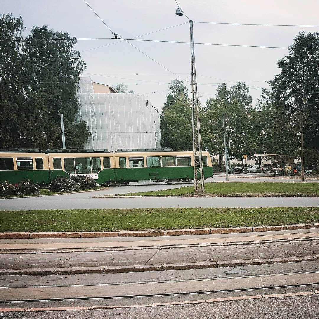 高山一実のインスタグラム：「, . ばいばい！キートス！ . . #finland🇫🇮 #helsinki #🚋」