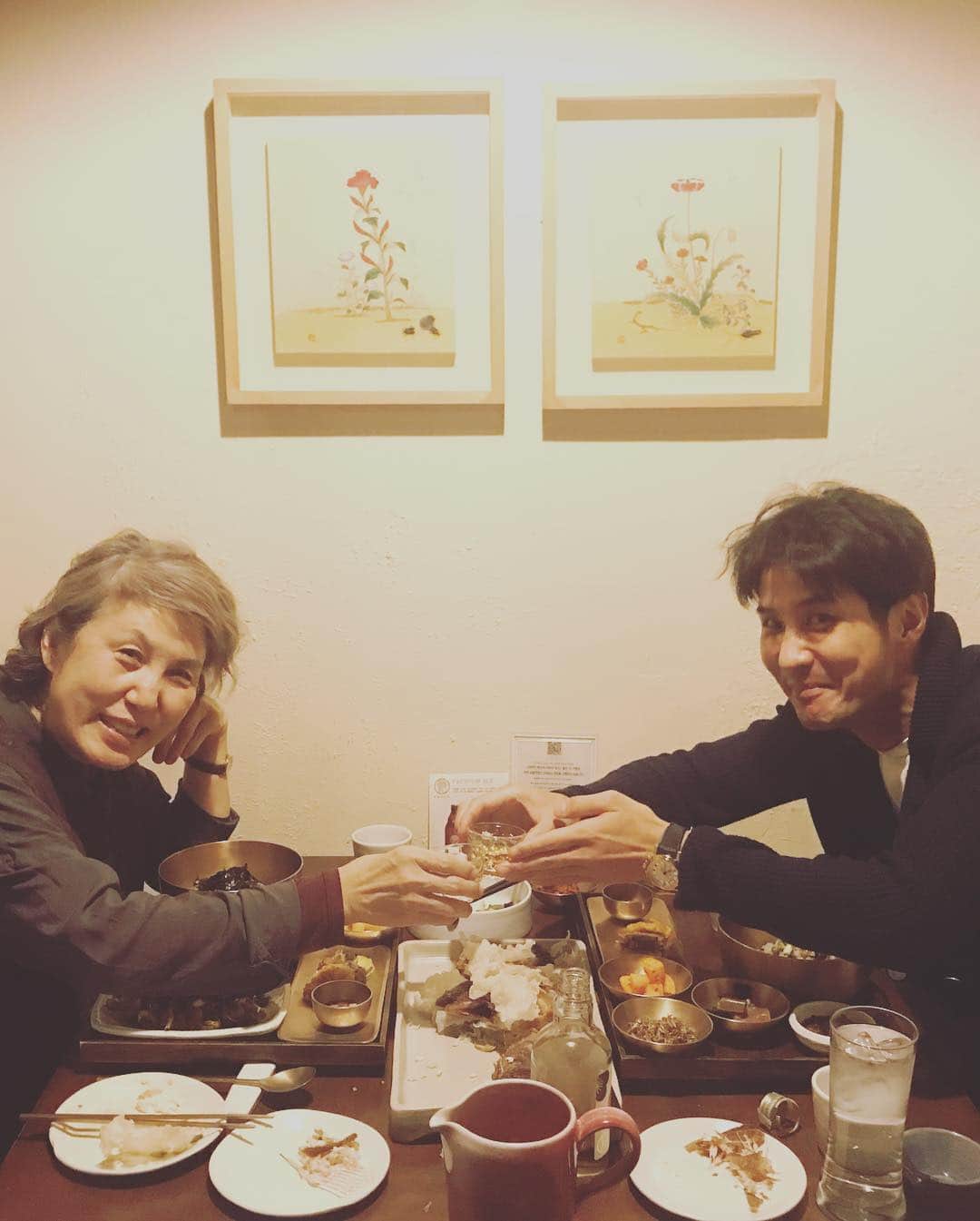キム・ジソクのインスタグラム：「. 어머니는 아버지보다 술을 못드셨다.  근데 잔고는 더 줄었다. 뭔가 이상하지만🤤 뭔가 또 다르게 행복했던 데이트❤️」