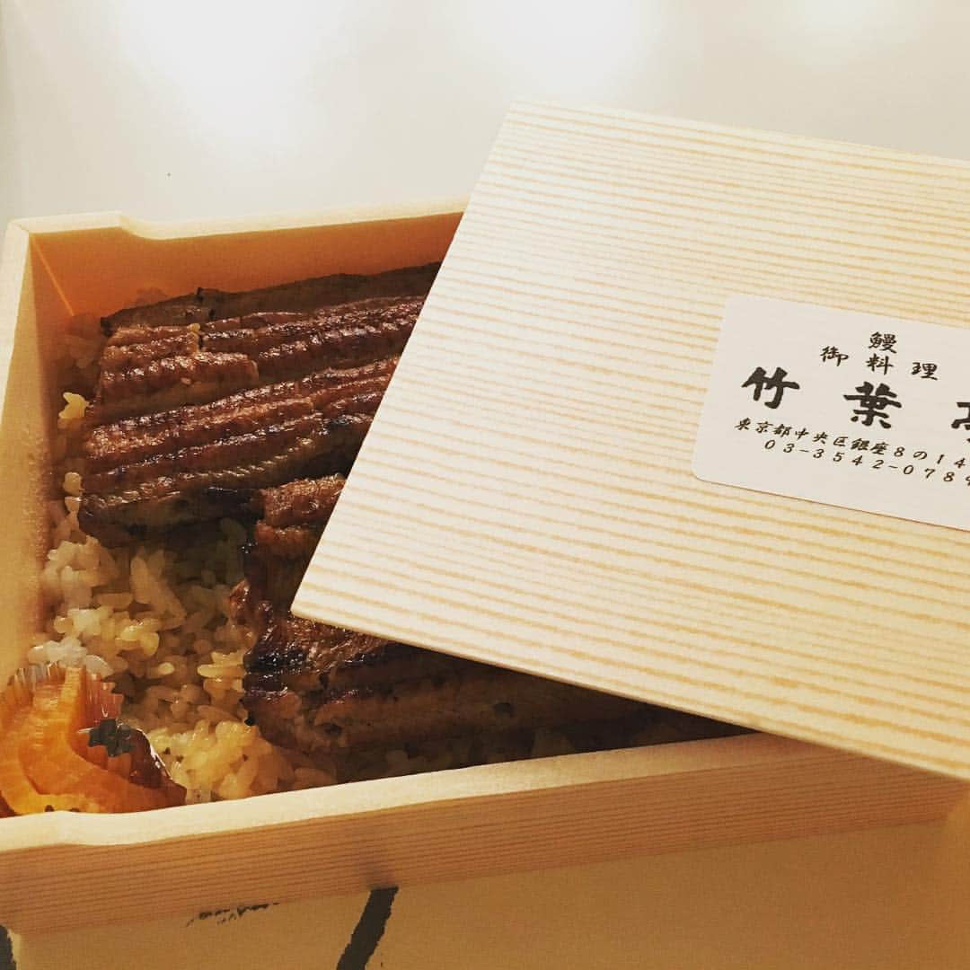 高岡早紀 さんのインスタグラム写真 - (高岡早紀 Instagram)「本日は、皆さまに鰻弁当を差し入れて、2回公演乗り切った〜 美味しかった〜 楽しかった〜 #プラトーノフ #差し入れ」2月6日 22時26分 - saki_takaoka