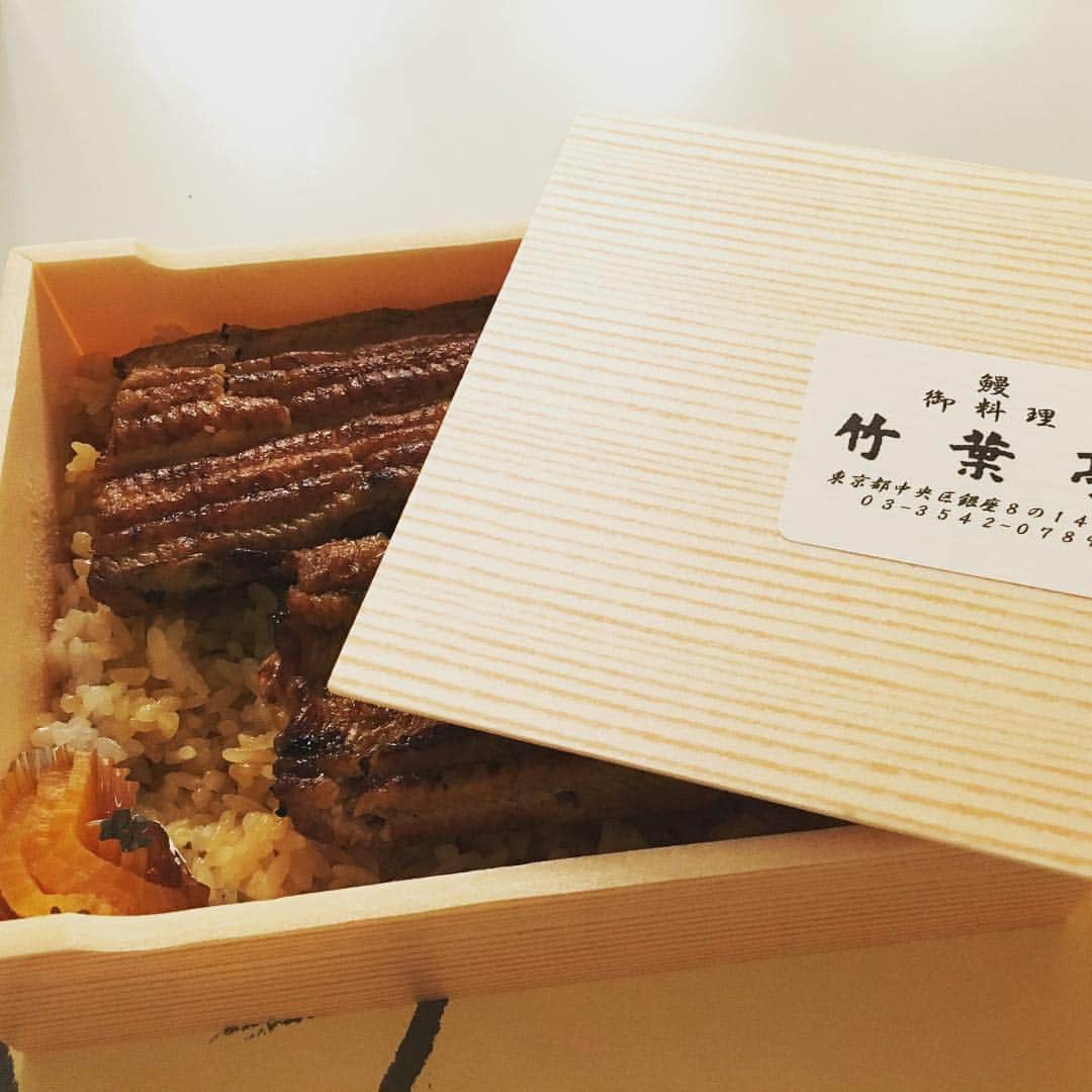 のインスタグラム：「本日は、皆さまに鰻弁当を差し入れて、2回公演乗り切った〜 美味しかった〜 楽しかった〜 #プラトーノフ #差し入れ」