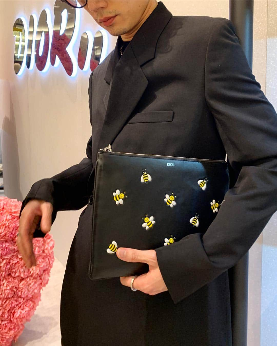 花沢将人さんのインスタグラム写真 - (花沢将人Instagram)「DIOR SUMMER 2019 MEN’S COLLECTION💐 本日より大阪の阪急うめだ本店にて @dior の2019SSよりランウェイピースが世界に先駆けてPOP UP展開しています。期間は12日までみたいですよ🕺🏻 #dior #kimjones」2月6日 22時20分 - masatohanazawa_official