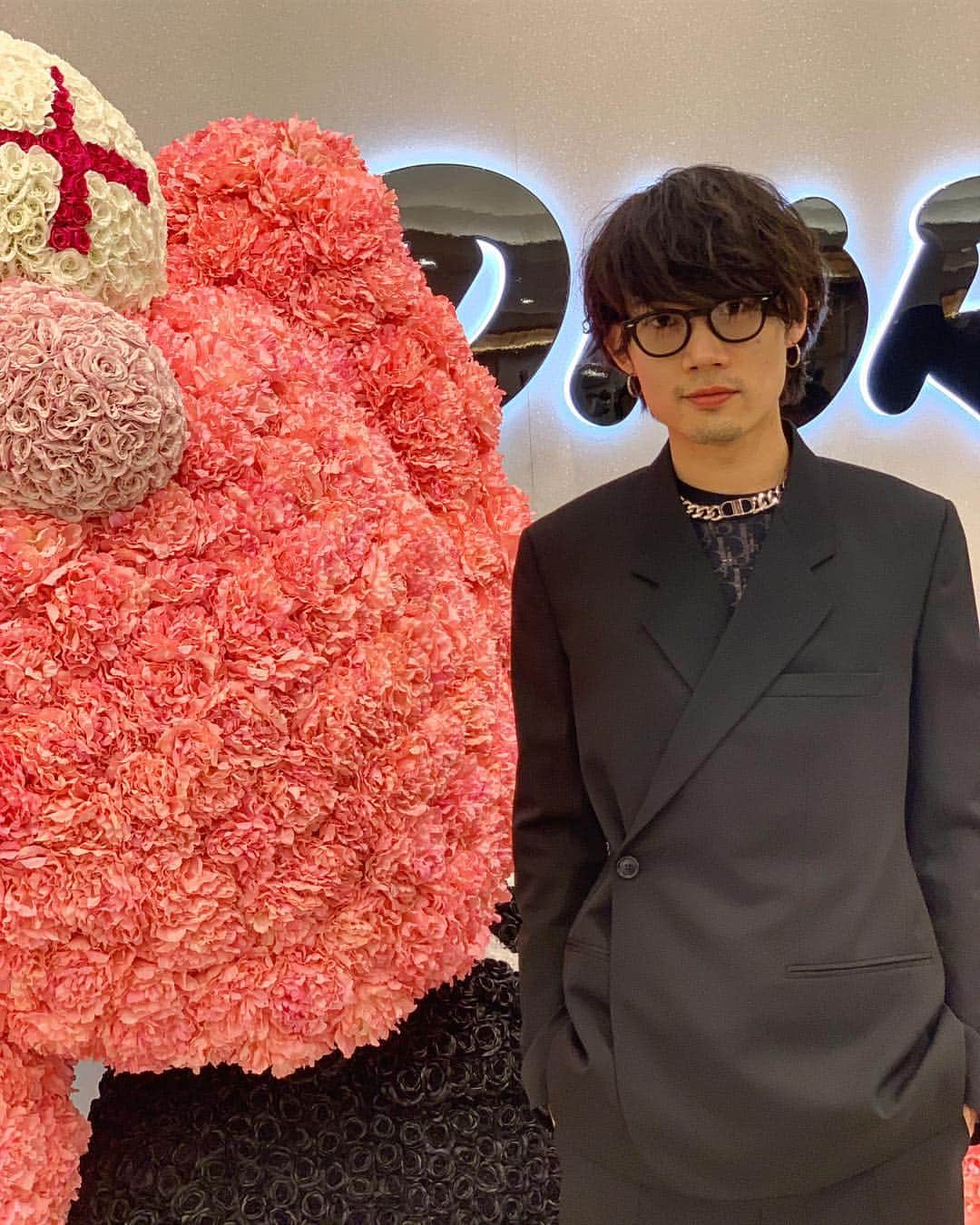 のインスタグラム：「DIOR SUMMER 2019 MEN’S COLLECTION💐 本日より大阪の阪急うめだ本店にて @dior の2019SSよりランウェイピースが世界に先駆けてPOP UP展開しています。期間は12日までみたいですよ🕺🏻 #dior #kimjones」