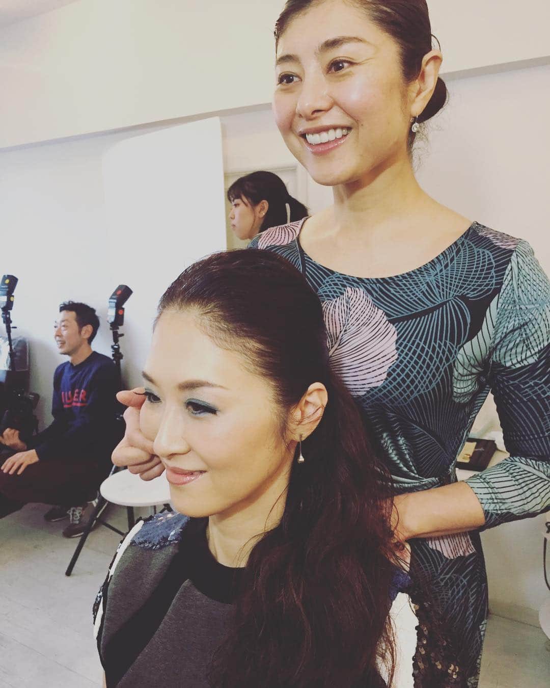 間々田佳子のインスタグラム：「笑顔の指導 たった5分で印象はガラッと変わる  #うちに秘めている魅力を引き出す職人 #笑顔の専門家 #スマイルサポート」