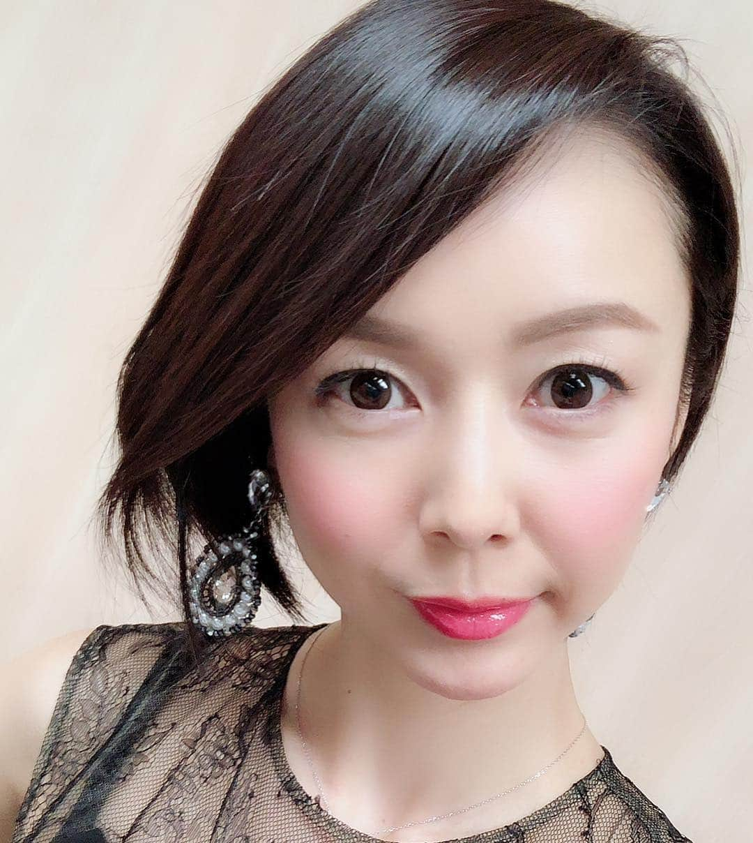 宮崎宣子さんのインスタグラム写真 - (宮崎宣子Instagram)「髪、真っ黒にしてみました😆 19歳ぶりの黒髪💇🏻‍♀️💇🏻‍♀️💇🏻‍♀️ しかも、衣装も黒で、黒黒づくし😅 でも、黒着ると気が引き締まる😎 司会のお仕事、行ってきました😊  #黒髪 #19歳以来 #あれから20年 #恐ろしく早い #時の流れが早いのは #ときめきがないかららしい #チコちゃんに叱られる #チコちゃんが言ってた #ときめきかぁ #ときめき #ときめき？ #いつからときめかなくなったんだろう #めちゃくちゃ美味しい #もの食べた時 #以外にときめきがないかも #何年前 #思い出せない #ときめかないと月日が経つのが早くなる #黒髪の頃はときめいていたのかもしれない #髪の色変えたところで #何も変わらない #でも新鮮」2月6日 23時01分 - miyazaki_nobuko