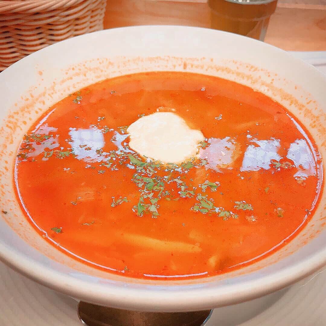 高山一実のインスタグラム：「. . 2日目のランチはスープ屋さん 私は海鮮とトマトのスープを 選びました🍅❤︎ . アサリがゴロゴロ入ってて 美味しかった！ 本当、想像の5倍美味しかった！ . . かず . #finland🇫🇮 #helsinki #セロリ入ってなくて安心」