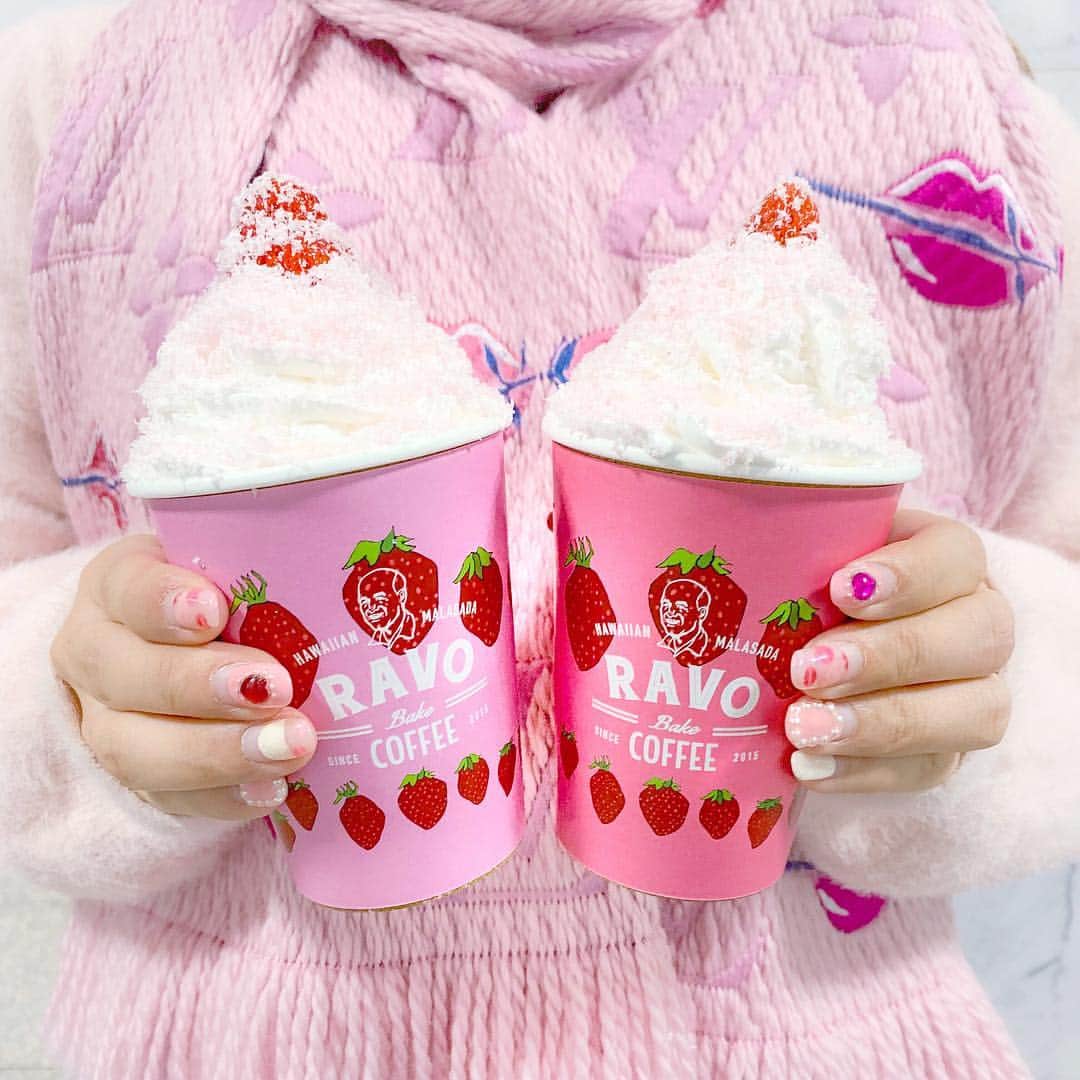 tomomi ❤︎ よしはしともみ ❤︎さんのインスタグラム写真 - (tomomi ❤︎ よしはしともみ ❤︎Instagram)「. @ravo_bake_coffee_official  いちごホワイトモカ🍓 . 可愛すぎるいちごのカップを求めて行っちゃった🎀 . なんといっても雪みたいなクリームに いちごがぽふって乗ってるのがツボ🥺🥤 甘いクリームとモカの組み合わせが最高で この日は寒かったから30倍くらい幸せ感じれた🍒💗 . この後コート🧥にラテをぶちまけて 半泣きでホテル帰ったのもいい思い出ㅋㅋㅋㅋ . #ravobakecoffee #coffee #pink #strawberry #pinkcafe #kobecafe #louisvuitton #vuitton #神戸カフェ #神戸旅行 #神戸 #ピンクカフェ #ホワイトモカ #モカ #いちご #ストロベリー #いちごスイーツ #ピンクドリンク #ルイヴィトン #ルイヴィトンマフラー #카페 #핑크 #일본카페 #고베 #고베카페」2月6日 23時17分 - tomomi_yoshihashi