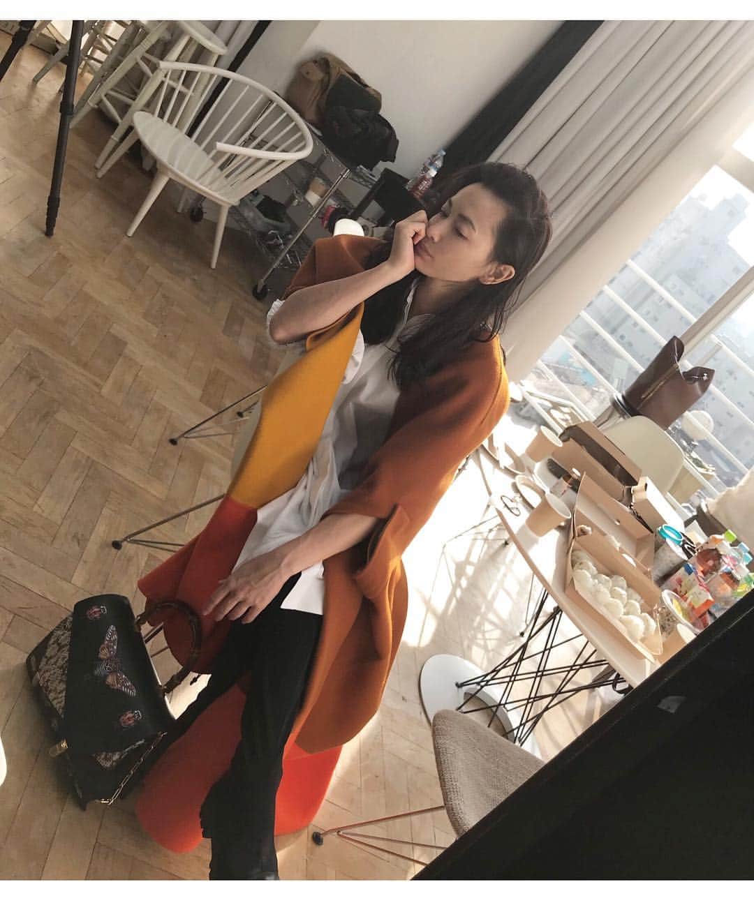 長谷川京子さんのインスタグラム写真 - (長谷川京子Instagram)「おはようございます。 連日の撮影で少し疲れてますが。 本日は雑誌の撮影です。 暖かい一日になりそう☺️ #shooting#fashion#coat#bottegaveneta  #bag#gucci#眠い」2月7日 10時08分 - kyoko.hasegawa.722