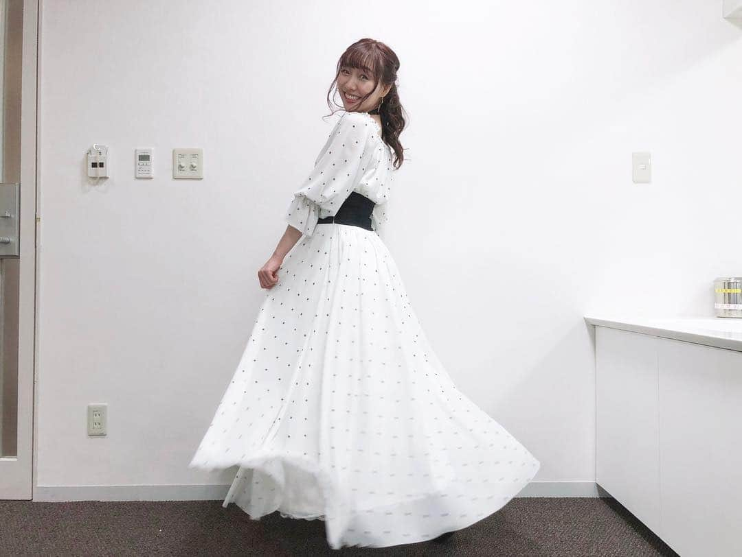 須田亜香里さんのインスタグラム写真 - (須田亜香里Instagram)「2月3日(日) 【 #熱闘mリーグ 】@abematv  麻雀もアシスタントmcもまだまだ。不安も悔しさも全部が成長の余地。頑張ります！ この日のゲストMリーガーさんは麻雀想い、ファン想い、チーム想い、家族想いがまっすぐ伝わってくる #滝沢和典 選手でした✨ まつげ長くて驚いた🙊 （ワンピースは私が大好きで東京で時間ができると必ず覗きに行くお店のだった♡）」2月7日 1時40分 - akarisuda