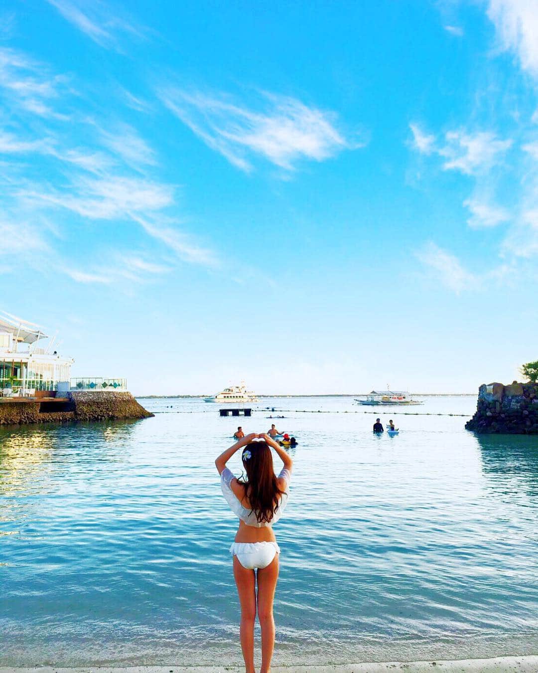 森あやこのインスタグラム：「⠀⠀ ⠀ 💙🐬 ⠀ #iphoneまた割れた #travel#sea#instagram  #instagood#instafashion #bikini#bikiniseason #followme#followforfollowback #followback100 #aichi#nagoya#yabacho#fushimi #愛知#名古屋#栄#伏見#矢場町 #水着#水着コーデ#swimwear」