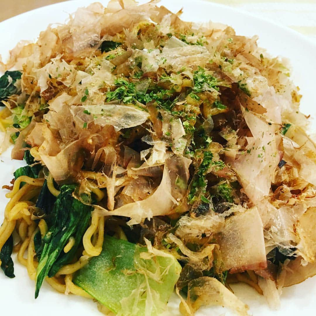 阿部善博のインスタグラム：「採れたチンゲンサイを炒めていて、そのまま焼きそばに。かつお節はたっぷり。 #晩ご飯 #家庭菜園 #チンゲンサイ #青梗菜 #焼きそば #相模原 #さがみはら #相模原市 #相模原市南区 #相模原市議会議員  #阿部よしひろ #阿部善博」