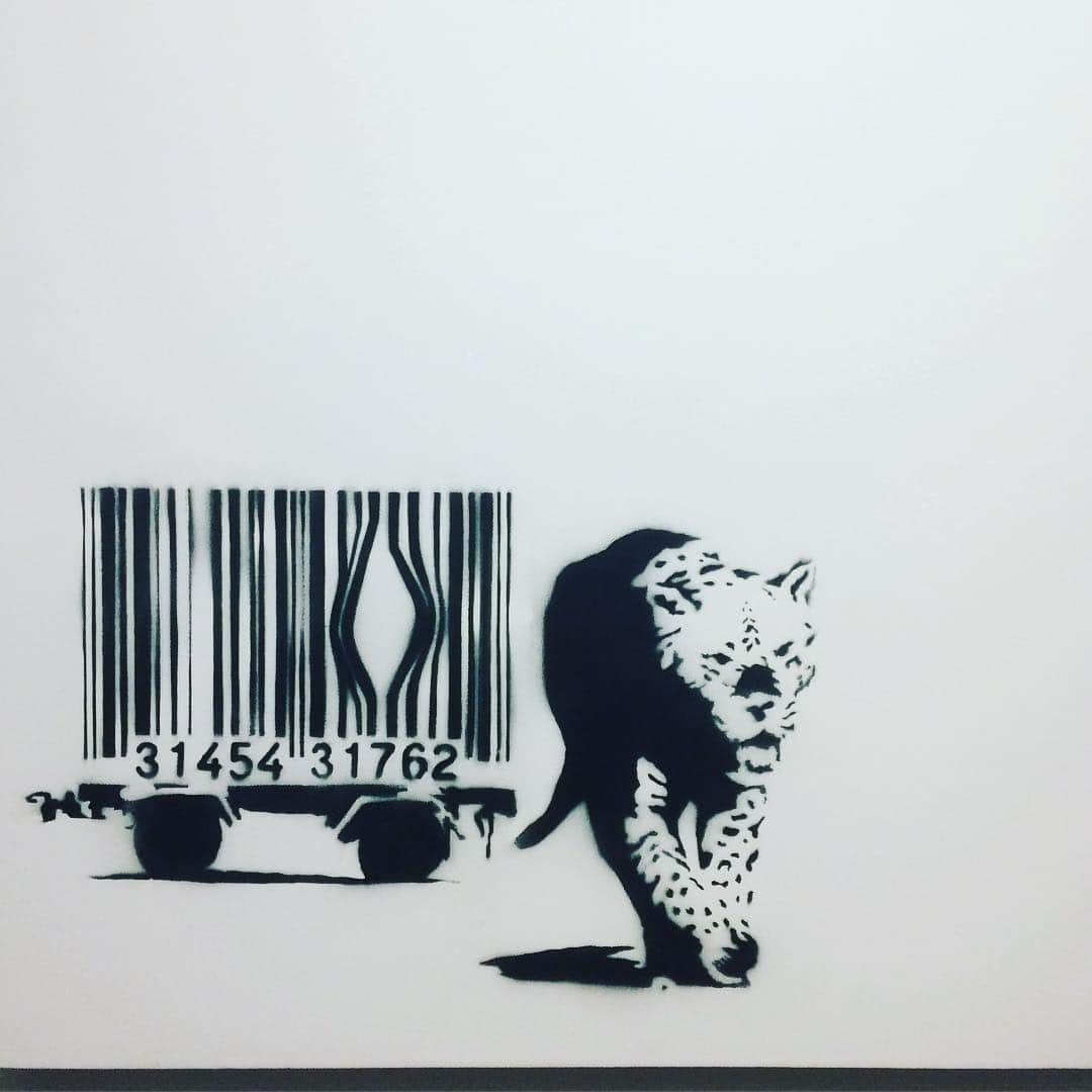 シモン・オクーさんのインスタグラム写真 - (シモン・オクーInstagram)「"Art should comfort the disturbed and disturb the comfortable." Banksy  #banksyexhibition #mocomuseum #amsterdam」2月7日 3時45分 - symon_okay
