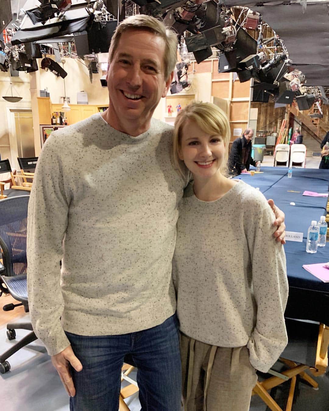 メリッサ・ラウシュのインスタグラム：「Unplanned twinning at the @bigbangtheory_cbs table read with our wonderful director @cinder9la」