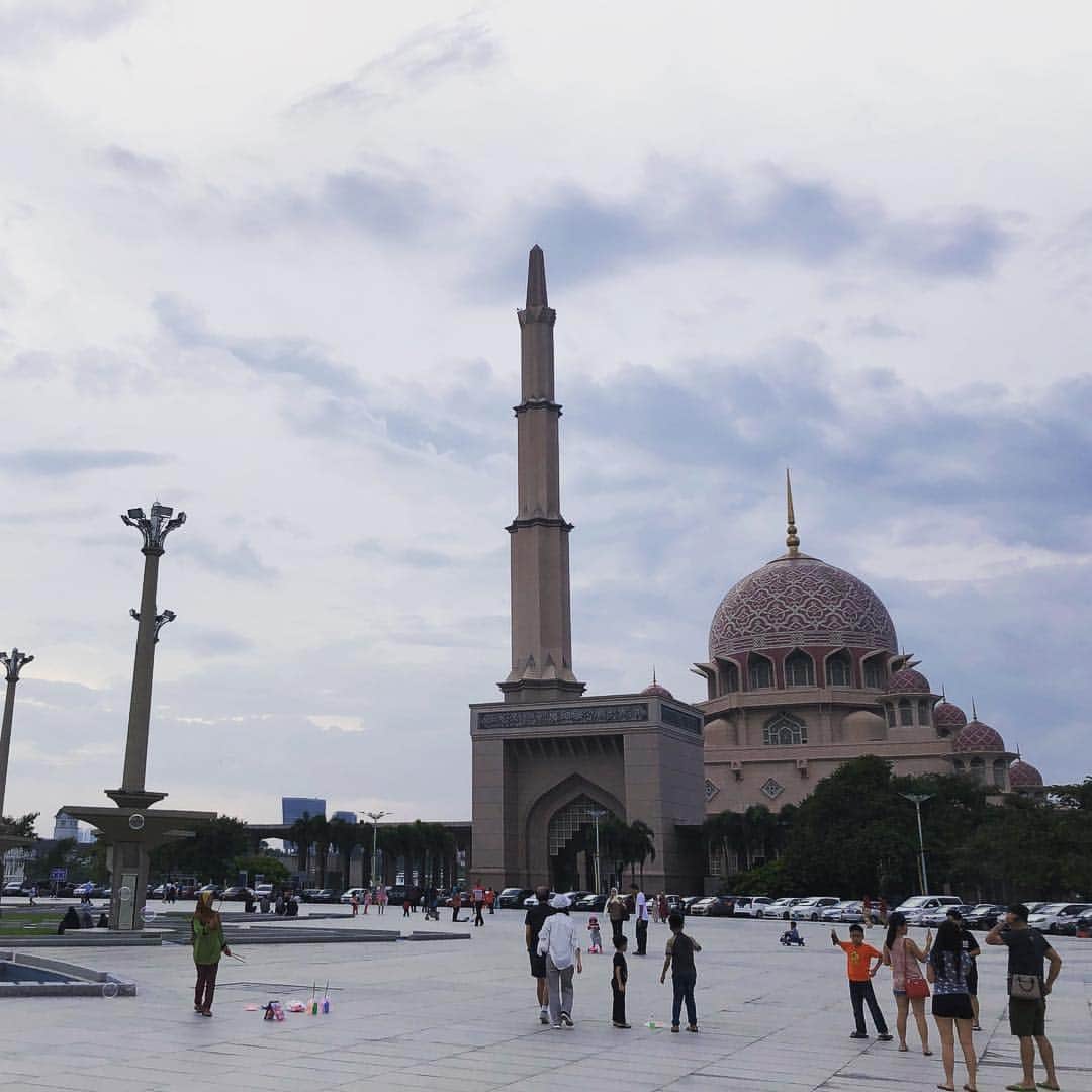 池田圭さんのインスタグラム写真 - (池田圭Instagram)「昨日、一昨日と旧正月で至る所でお祝いムードでした。 チームメイトに聞くと、俺はイスラムだから関係ねぇー！ って言ってました。  みたいです。 これはピンクモスクです。  #Masjid Putra」2月7日 7時18分 - ikedakei1020
