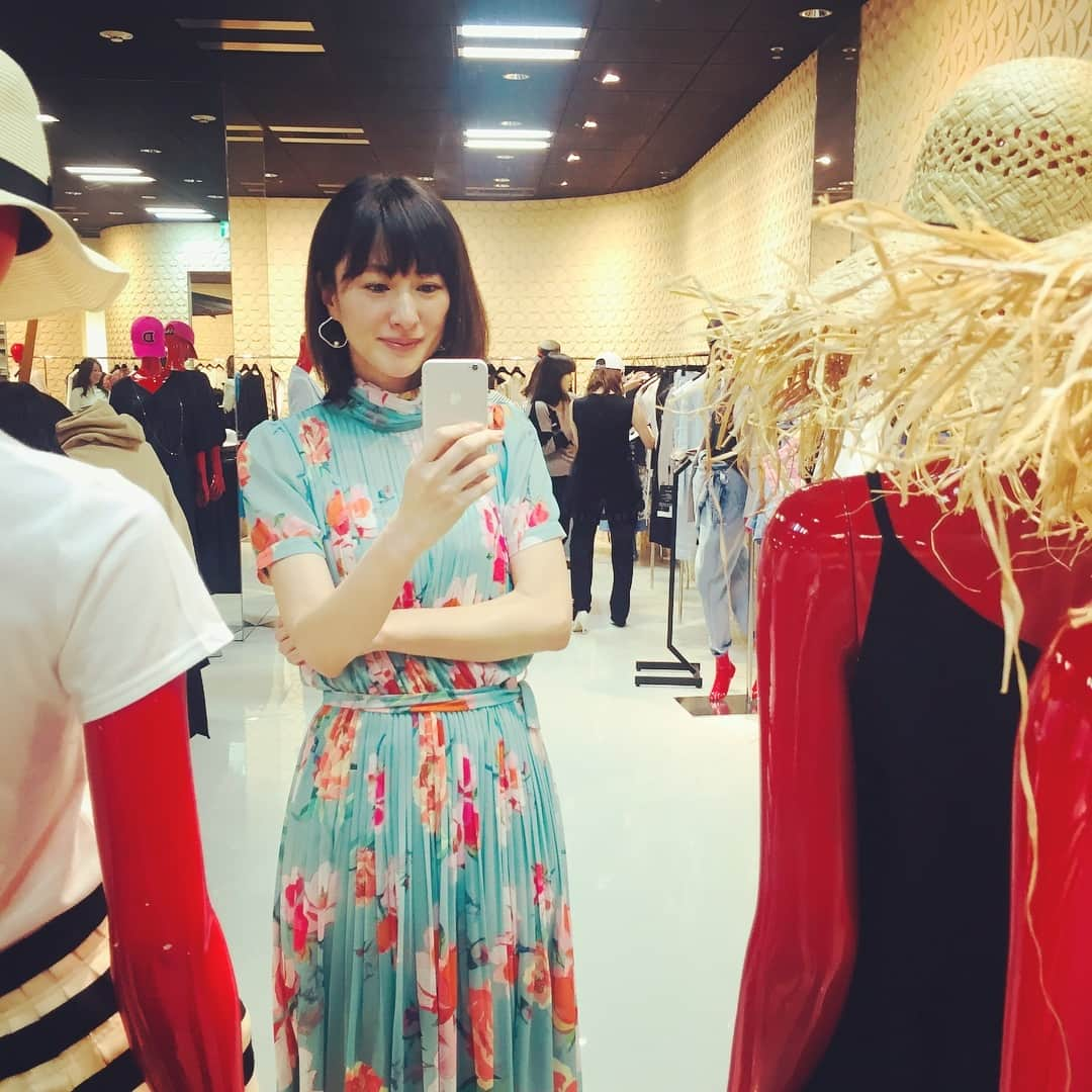 前田ゆかさんのインスタグラム写真 - (前田ゆかInstagram)「@doublestandard_official  summer collection ・ フェミニンでイノセントな トップスに、ゆったりシルエットの イージーパンツを合わせるのが人気。 kurumiさんが着用していたから私も色違いのトップスを合わせてみる。 ・ 私的に直感的にワクワクする、 好奇心あふれるsummerを 選んできました♪ #ダブスタ#summercollection #ファッション #吉田さんが撮ってくれました！」2月7日 18時25分 - maeyuka