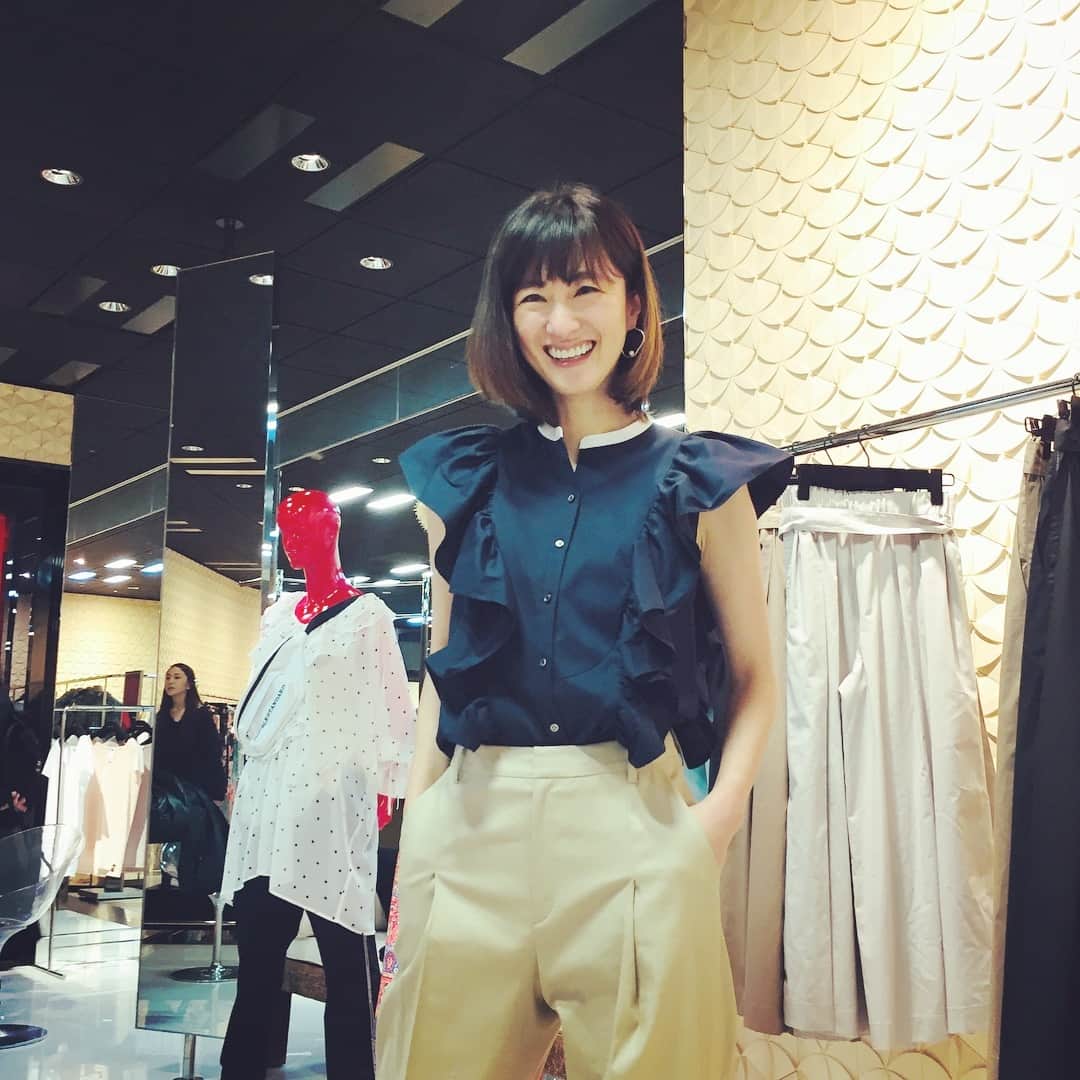 前田ゆかのインスタグラム：「@doublestandard_official  summer collection ・ フェミニンでイノセントな トップスに、ゆったりシルエットの イージーパンツを合わせるのが人気。 kurumiさんが着用していたから私も色違いのトップスを合わせてみる。 ・ 私的に直感的にワクワクする、 好奇心あふれるsummerを 選んできました♪ #ダブスタ#summercollection #ファッション #吉田さんが撮ってくれました！」