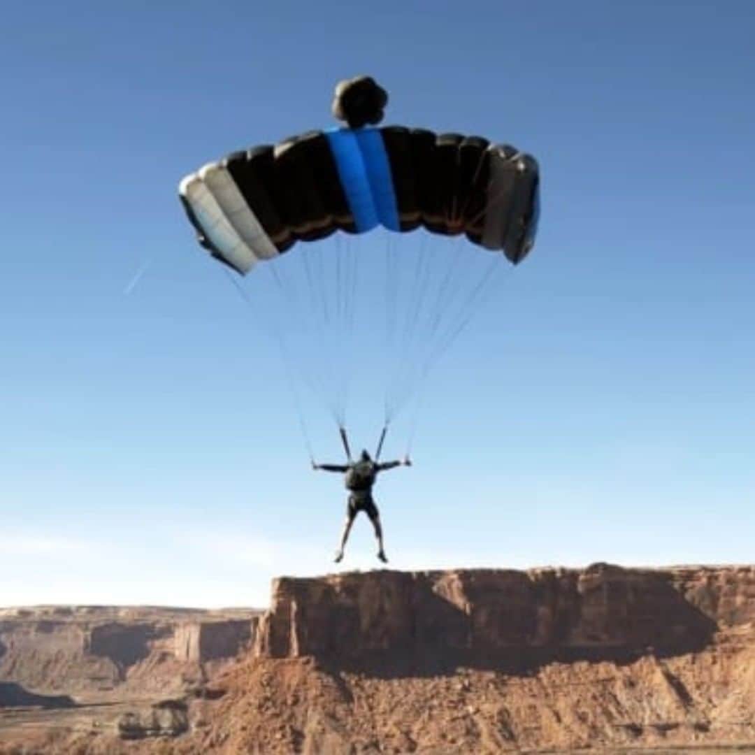 ドローンニュースのインスタグラム：「パラシュートの紐の間をドローンがくぐり抜ける！「GoPro Million Dollar Challenge」受賞動画が必見 ・ GoPro社が主催する「GoPro Awards」には、アクションカメラGoProを使って捉えた驚異的なシーンが多数応募されます。中でも、FPVドローンを使って、ベースジャンパーのパラシュートの紐の間をくぐり抜けながら撮影したものが話題になっています。 ・ この動画を撮影したのはFPVドローンパイロットのJan Verhaerenで、「GoPro Million Dollar Challenge」を受賞しました。パラシュートの紐をくぐり抜けるシーンは大変インパクトがありますが、短い動画の中には他にも驚きの光景がたくさん詰まっています。 ・ 続きはこちら▶︎ @dronenews_japan #drone #ドローン #ドローンネット #ドローンスクール #ドローンザワールド #dronetheworld #photography #dronephoto #ドローン撮影 #空撮 #sky #空 #絶景 #dronestagram #droneoftheday #dronepilot #ドローンパイロット #ドローンのある生活 #ドローンニュース #dronenews #ニュース」