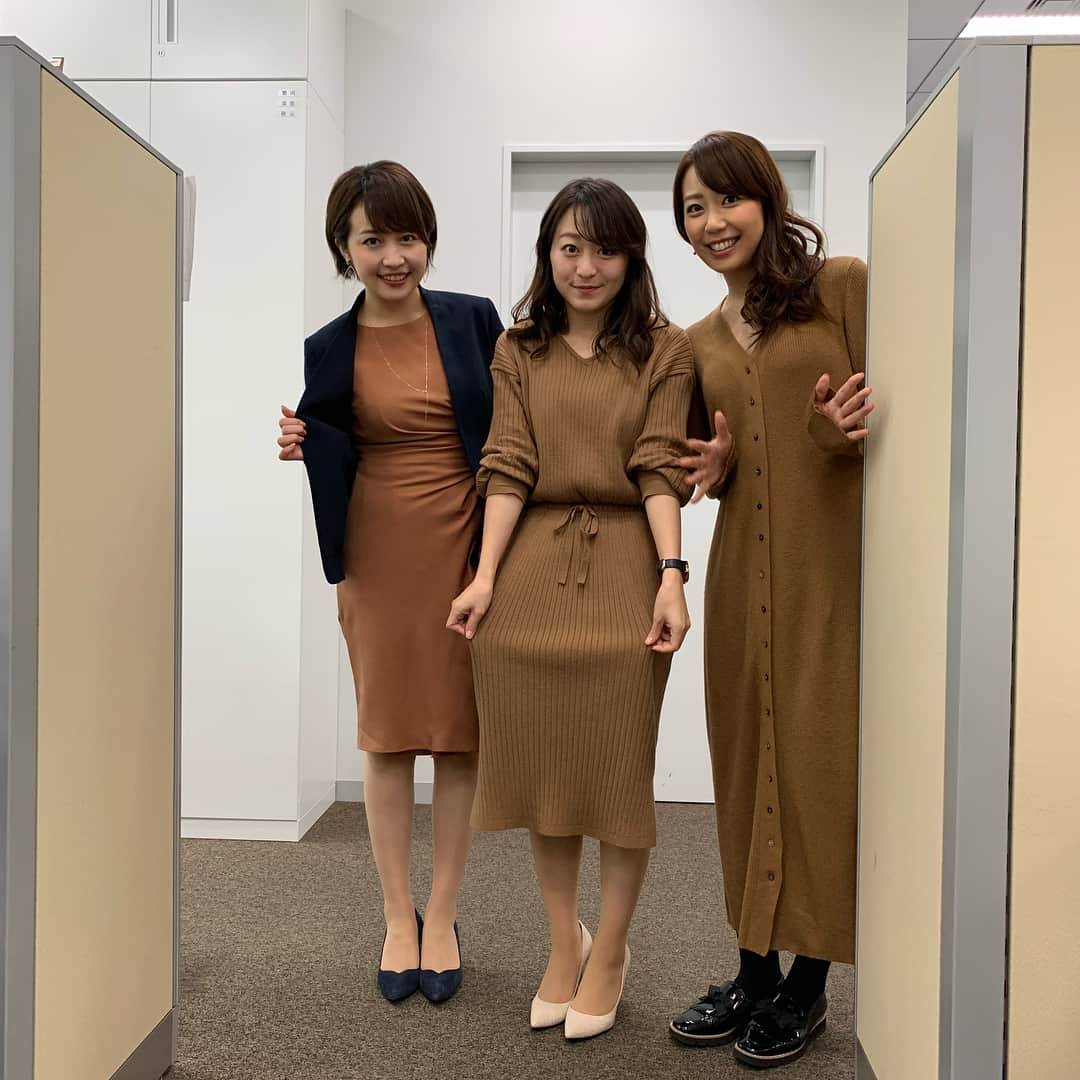 須黒清華さんのインスタグラム写真 - (須黒清華Instagram)「本日のアナウンス部洋服かぶりシリーズ！ みんな不思議と色がよくかぶるんです〜(^^) 今日は茶色✨ 私と片渕アナは素材まで同じでまるで姉妹みたい！ 私、ちょっと仲間はずれですね… と、少し悲しそうな相内アナでした（笑） そんな相内アナが、森の木みたいと言うので、木のポーズしてみました👩‍👧🌳 #アナウンス部 #洋服かぶり シリーズ #茶色コーデ #相内優香 #片渕茜 #須黒清華 #木のポーズ🌲 #wbs 3人娘」2月7日 19時36分 - sayaka_suguro