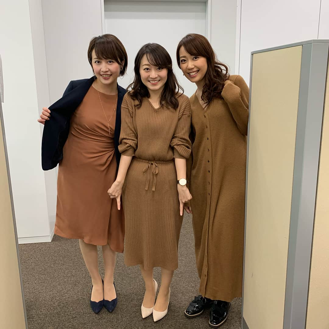 須黒清華さんのインスタグラム写真 - (須黒清華Instagram)「本日のアナウンス部洋服かぶりシリーズ！ みんな不思議と色がよくかぶるんです〜(^^) 今日は茶色✨ 私と片渕アナは素材まで同じでまるで姉妹みたい！ 私、ちょっと仲間はずれですね… と、少し悲しそうな相内アナでした（笑） そんな相内アナが、森の木みたいと言うので、木のポーズしてみました👩‍👧🌳 #アナウンス部 #洋服かぶり シリーズ #茶色コーデ #相内優香 #片渕茜 #須黒清華 #木のポーズ🌲 #wbs 3人娘」2月7日 19時36分 - sayaka_suguro