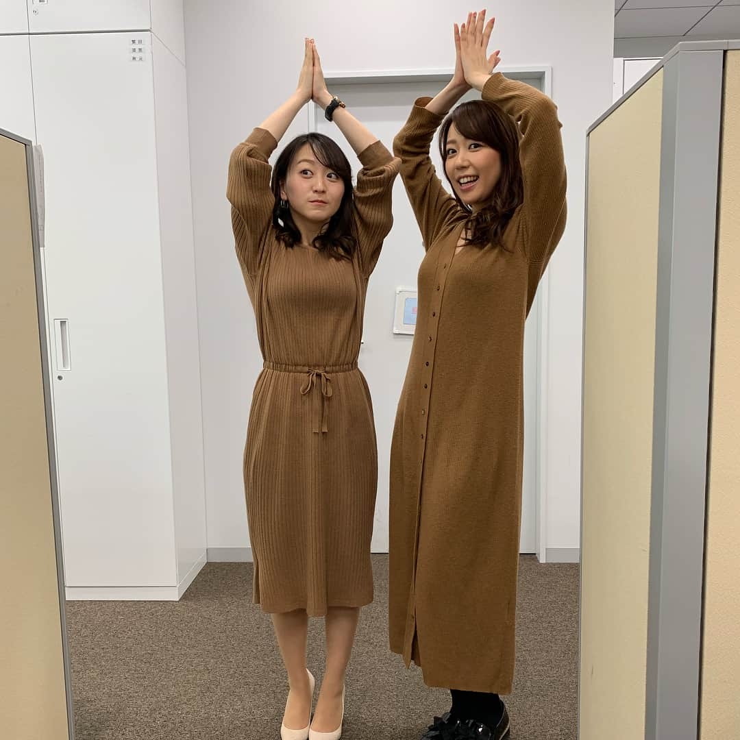 須黒清華さんのインスタグラム写真 - (須黒清華Instagram)「本日のアナウンス部洋服かぶりシリーズ！ みんな不思議と色がよくかぶるんです〜(^^) 今日は茶色✨ 私と片渕アナは素材まで同じでまるで姉妹みたい！ 私、ちょっと仲間はずれですね… と、少し悲しそうな相内アナでした（笑） そんな相内アナが、森の木みたいと言うので、木のポーズしてみました👩‍👧🌳 #アナウンス部 #洋服かぶり シリーズ #茶色コーデ #相内優香 #片渕茜 #須黒清華 #木のポーズ🌲 #wbs 3人娘」2月7日 19時36分 - sayaka_suguro