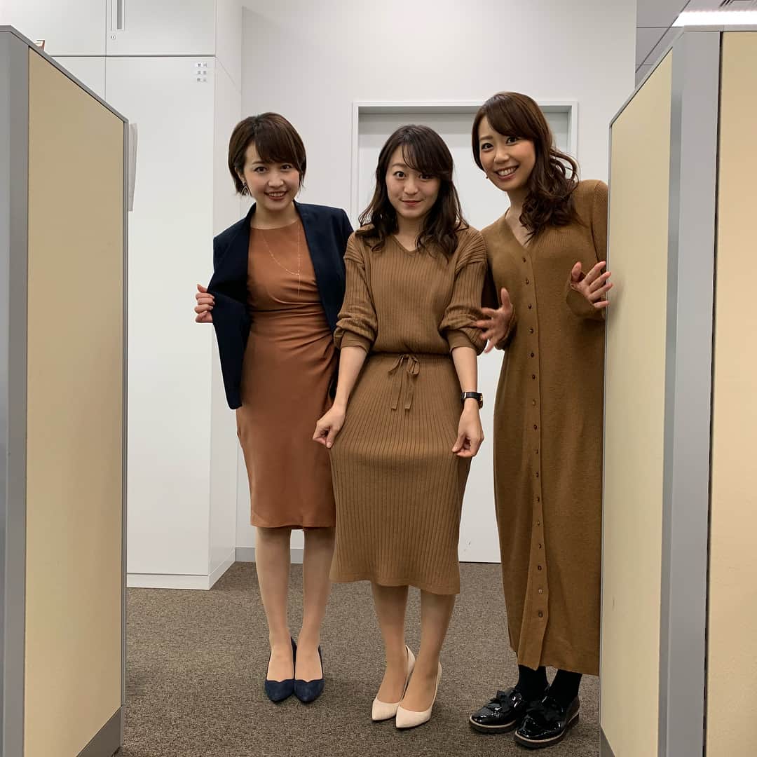 のインスタグラム：「本日のアナウンス部洋服かぶりシリーズ！ みんな不思議と色がよくかぶるんです〜(^^) 今日は茶色✨ 私と片渕アナは素材まで同じでまるで姉妹みたい！ 私、ちょっと仲間はずれですね… と、少し悲しそうな相内アナでした（笑） そんな相内アナが、森の木みたいと言うので、木のポーズしてみました👩‍👧🌳 #アナウンス部 #洋服かぶり シリーズ #茶色コーデ #相内優香 #片渕茜 #須黒清華 #木のポーズ🌲 #wbs 3人娘」