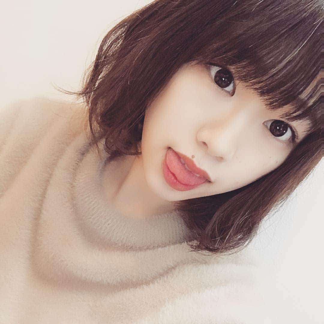 栗原ひとみのインスタグラム：「おやすみDay🌙 メイクと髪型変えてみた〜〜 ショートのふわふわの巻き髪に憧れるから練習しよーっと💄 (自撮りたのしい)  #ショートカット女子 #ショートボブ #ヘアアレンジ #巻き髪 #くるくる #ふわふわ #練習中 #🔰 #instagood #shorthair #arrange #like #followme #selfie #japanesegirl」