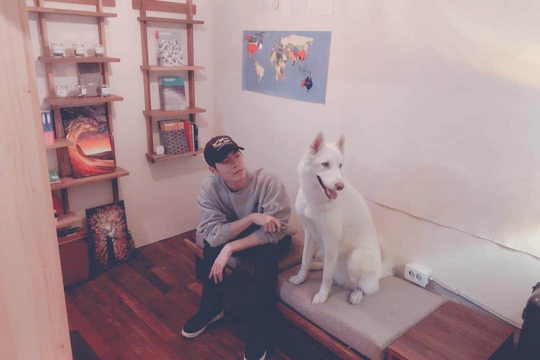ホン・ジョンヒョンのインスタグラム：「💙 조금많이큰애기 #창문을좋아함」