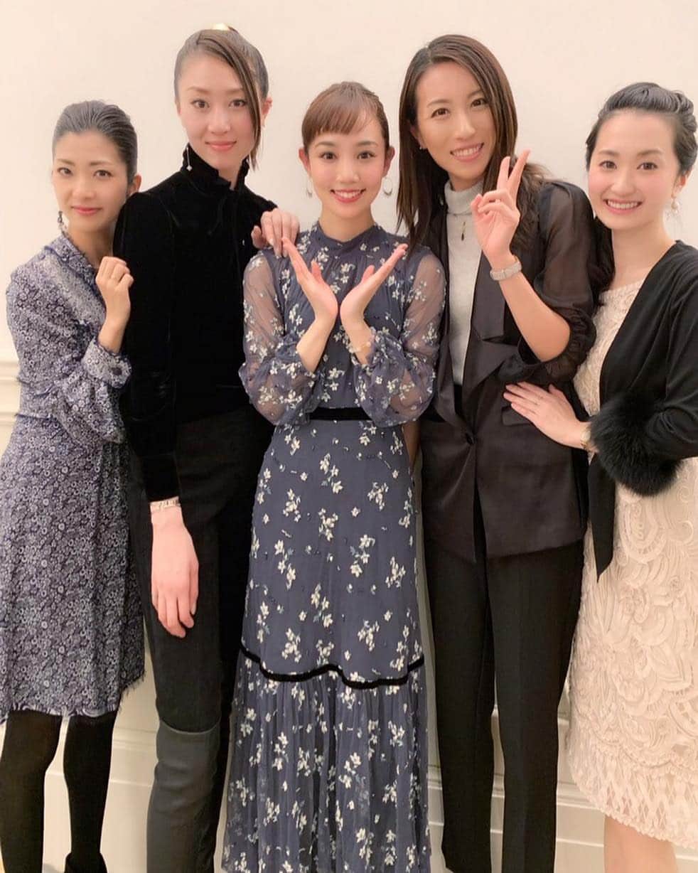咲妃みゆのインスタグラム：「寒暖差の激しい今日この頃…。 どうかご自愛くださいませ😌 . この間… 素敵なお集まりで、素敵な再会を🌸 本当に…お会いするだけで、どうしてこんなにも心が満たされるのでしょう。 . この“絆”は一生の宝物なのです✨ . #宝塚 #雪組 ❄️ #絆 〜！！！！ #鳳翔大 さん #朝風れい さん #星乃あんり さん #花暎ちほ さん . この日のワンピースは @furfur_official です💕」