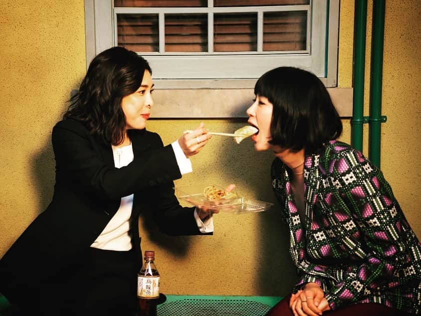 水川あさみのインスタグラム：「今夜のQUEENは第5話放送です☝️カットかかった後に結子さんに餃子を食べさせてもらって、んまんまっ！ #ドラマQUEEN #木曜よる10時」