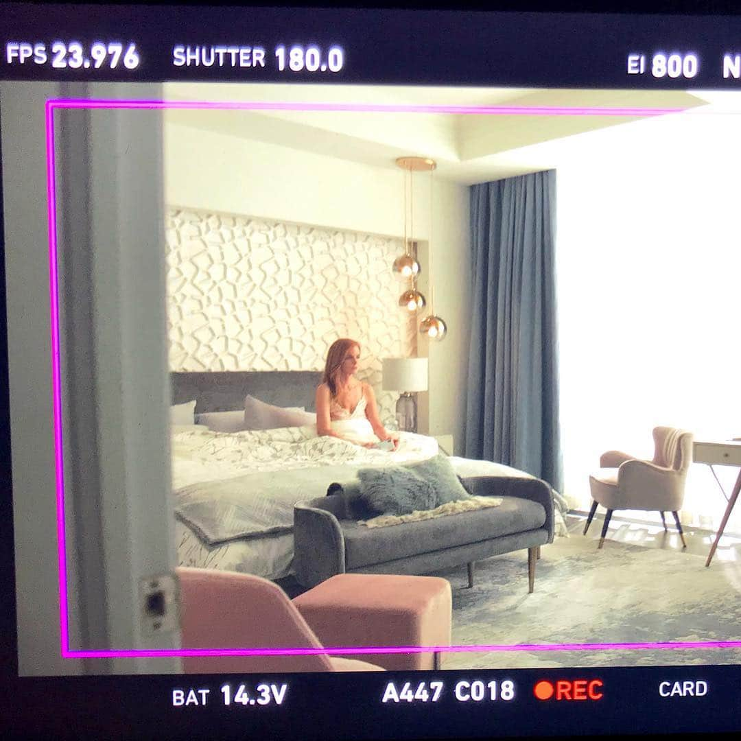 サラ・ラファティさんのインスタグラム写真 - (サラ・ラファティInstagram)「#Suits is on tonight. Can’t say the same for Donna’s 👗. #bts. PS. How pretty is her bedroom? Only took 8 seasons to see inside it. 🤪」2月7日 12時31分 - iamsarahgrafferty