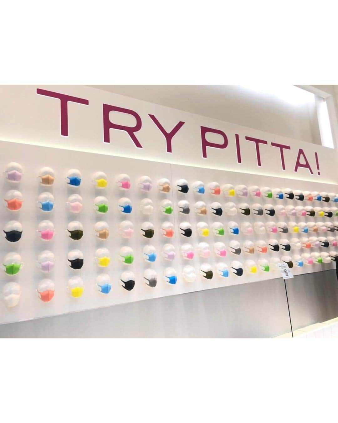 yumiさんのインスタグラム写真 - (yumiInstagram)「. やっほゆみだよ🌈 今日めっちゃ暖かいね🥳❤️ PITTA MASK COLORFUL POP UP STOREに行ってきたよ🌈 ゆみは黒のマスクがお気に入りかなー🤔 ラベンダーとかピンクも人気みたい！ 先着100名限定で500円でこのマスクが詰め放題できるよ😁✨ ゆみもやったよー❤️ 2月17日まで表参道でやってるから行ってみてねー🐰✨ https://www.arax.co.jp/pittamask/store/ . . #PR #アラクス #PITTAMASK #美人マスク」2月7日 12時32分 - yumiiiiiiiii_