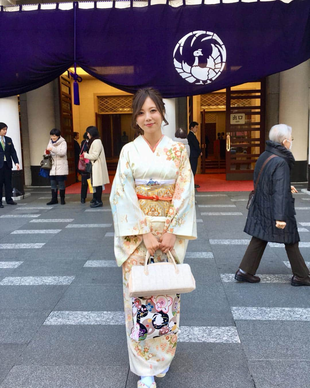 西村季里子さんのインスタグラム写真 - (西村季里子Instagram)「・ 念願の夢が叶って、 母と一緒に着物を着て歌舞伎を観に行きました✨ 私が上京した頃から、よく母が 「着物を着て歌舞伎座で歌舞伎観たいなぁ」 と言ってたから叶えてあげれて嬉しい😭✨ (遅くなってごめんね🙏) 内容は難しくて分からないかも… と不安だったけど、そんな不安吹き飛ぶくらい のめり込んで観た！！！！！ 歌舞伎の演技力表現力はすごい… ハマりそう🙈💕💕💕 歌舞伎座に行くだけでも とても楽しかったので、 まだ観たことない人おススメです👐🏻 #歌舞伎#歌舞伎座#二月大歌舞伎 #銀座#尾上菊五郎#尾上松也 #中村吉右衛門  #舞台#演技#表現#着物#kimono #親子#お弁当#幸せ#夢#叶った #followme #follow」2月7日 13時09分 - kiriko_nishimura