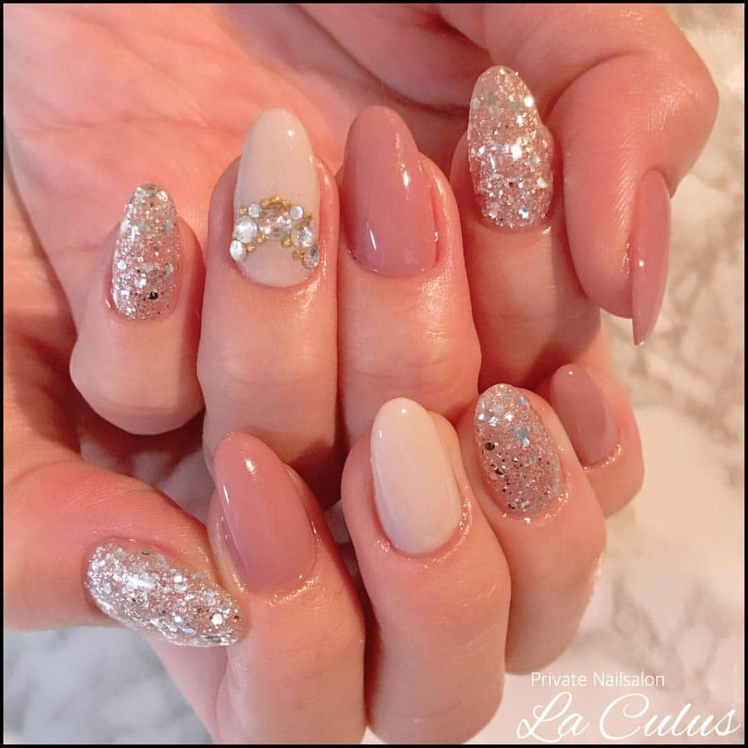 Mihoさんのインスタグラム写真 - (MihoInstagram)「. nails. . . . ベースは3色のシンプルなデザイン。 左手薬指だけにスワロでアートを💕✨ . . . . . . #laculus #お客様ネイル #大人ネイル #ベイビーブーマー #美甲 . #ネイル #ジェル #ジェルネイル #ネイルアート #ネイルサロン #ネイルデザイン #春ネイル #プライベートサロン #プライベートネイルサロン #ネイルアーティスト . #神戸 #三宮 #神戸元町 #大阪 . #神戸ネイル #神戸ネイルサロン #三宮ネイルサロン #三宮ネイル . #nail #nails #nailart #beauty #kawaii」2月7日 13時34分 - la.source_nail