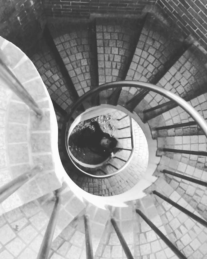 のインスタグラム：「. 💃 (Osaka) iPhonex #shotoniphone #shotoniphonex #stairwalkers . Capture Your Moment‼︎ @tokyo_grapher 📱 #ShotOn_TG #tg_wide . #igersjp #hueart_life #indies_gram #team_jp_モノクロ #exploring_the_earth #inspirationcultmag ＿＿＿＿＿＿＿＿＿＿＿＿＿＿＿＿＿＿＿＿＿＿＿＿＿ #__bnwart__ #flair_bw #instagram #東京カメラ部 #大阪万博2025」