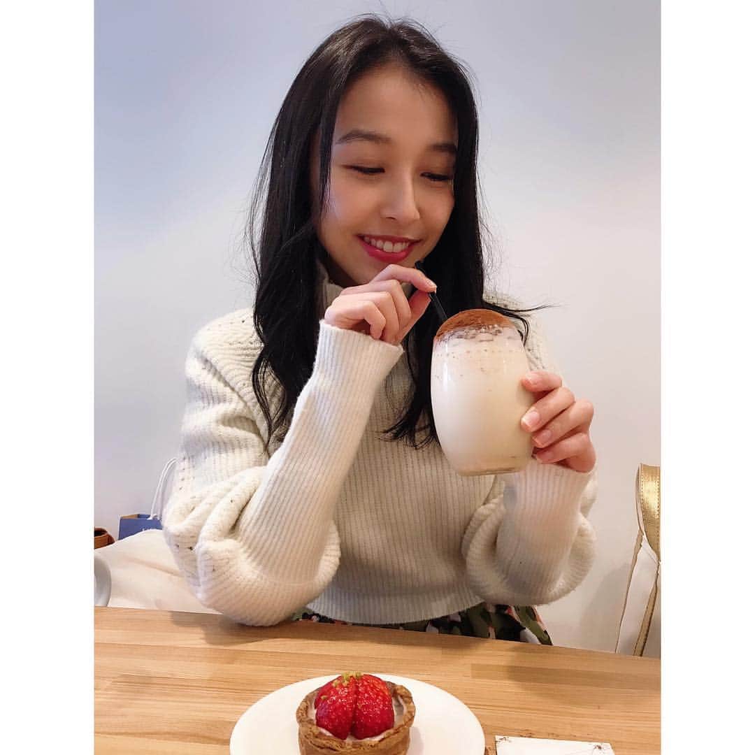 渡辺未優のインスタグラム：「. 3時間じゃ足りなかった 友だちとのカフェタイム。 . とある日は7時間ファミレスで 話し込むこともあるの🤭笑 ほんと色んなことよく話す。 . 気心の知れた仲で過ごす時間が すごくすき。 . . #jiyugaoka #cafe #パンとエスプレッソと自由形 #いちごとホワイトチョコのタルト #カプチーノ .」