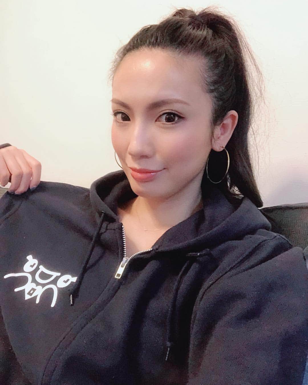吉田愛璃のインスタグラム：「. ‪✯‬ 先日のイベントLOLのオリジナルパーカー！ 可愛くて私も狙ってたんだけど まさかのリスナーさんからプレゼントで頂いちゃいました🥰🙏 . そしてLOLグッズ全品がwebにて販売始まったよ💜 getしそびれちゃった方、会場に来れなかった皆さん、この機会にgetしてね👍 . 女の子はMでもゆったり着れるよ☺︎♡*° . https://nh365.theshop.jp ‪. ✯‬ #17live #music #singer」