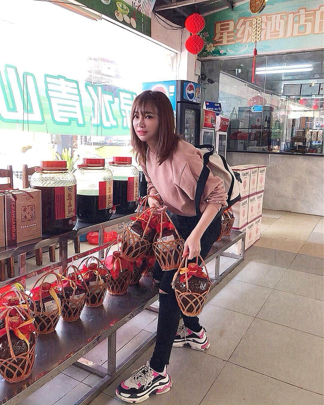 あすかのインスタグラム：「2019 I need to practice more “醉拳”(drunken master)🍶👍🏻 This year I’m gonna do my very best to just be myself and be confident with who I am🙋🏻‍♀️ “ The happiest people I know are always evaluating and improving themselves. The unhappy people are usually evaluating and judging OTHERS. ”  I still don’t understand why many people are always talking about the faults of others?  That time I always think that “Don’t compare your self to others, should compare yourself to YOU!” I don't really ever compare my life to other people, because I don't really know what other people are like and I don't have much spare time to worry about what others think! Nobody is perfect la 〜 !!!!!! #bepossitive #behappyalways #balenciaga #triples  #翻訳してね #人生は短い #人の噂話する暇があれば #新しい単語でも覚えれば #新年快乐2019🐷#中国app#別人レベル #我也知道这个照片里的我看起来别的人」
