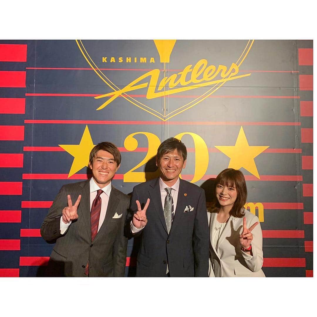 のインスタグラム：「* 最近バタバタしていて更新が遅くなってごめんなさい🙇‍♀️ 我らが俊平さんがUAEから帰ってきました〜😊⭐️ 先日のやべっちF.C.は久しぶりに全員揃っての放送でした❣️ ． そして、月曜日は “テレビ朝日60周年記念式典”があり、アナウンス部員何人かで歌わせてもらいました🎶 なんだか部活のような結束力が生まれて、先輩後輩とワイワイとっても楽しかったです🧸 その夜は俊平さんと “鹿島アントラーズキックオフパーティー”で司会を務めさせていただきました。 写真は中田浩二さんも一緒に📸 とまあこんな形で 日・月とずっと俊平さんとお仕事で一緒でした🤭 俊平さんは、面白くて優しい先輩です☺️ * #やべっちfc#UAE#寺川俊平 アナウンサー#萌え袖#笑#黄色い日#中田浩二 さん#鹿島アントラーズ#キックオフパーティー#司会#テレビ朝日60周年#60周年#kop2019#soccer#football#jリーグ#三谷紬#テレビ朝日#アナウンサー」