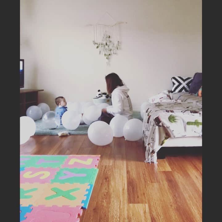 福島寿実子のインスタグラム：「一度やってみたかったタイムラップスで誕生日の飾り付け撮ってみた😂💚アンのお昼寝中に仕上げるつもりが思ったより早く起床😂でも飾り見て喜んでくれて最高に幸せだ❤️バルーンは初めてやったけど、木の飾りとか頭の中でイメージしながら作るの本当に楽しっ✨やっぱり好きだなDIY😆 …っていうか4日後のパーティーまで保つかな…🤣🙌 #1stbirthday #ballonart #ballon #birthdayballon #1year #love #happybirthday #green #diy #1歳誕生日 #1歳バースデー #バルーン #バルーンアート #バースデーバルーン #diy女子 #手作り #ママライフ #ベビフル #ママリ」