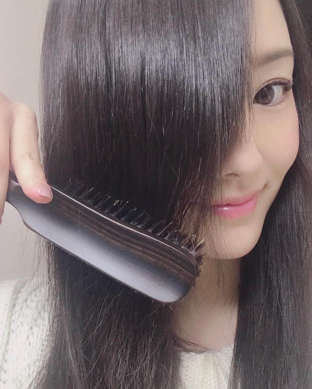 吉山りささんのインスタグラム写真 - (吉山りさInstagram)「aoi 愛葵 のヘアーブラシ✨  昔ヘアメイクさんにイノシシのブラシはツヤが出るよーと進められ、ずーっと気になっていたんです💕  使ってみると… 『めちゃくちゃ気持ちが良い😍』 特に頭皮🥰✨ 顔の肌と頭皮は繋がっているので リフトアップにも効果的💕  人生で使ったブラシで👑No.1💕  洗面台にいくたびに気持ち良くてとかしてしまいます😂✨ シルバーの箱に入った猪ブラシ✨ 一生使えそう〜😍 https://dandan.en-jine.com/projects/aoi  @asagakecom  #hair #リフトアップ #頭皮ケア #頭皮マッサージ  #ブラシ #イノシシ #天然 #100パーセント #猪 狼じゃなく猪です  #ブラッシング #ツヤ髪 #たるみ #美肌 #愛葵 #aoi #ハンドル の #ハート #heart #❤️ マークも#可愛い #madeinjapan #地肌ケア #血行促進 #instagood #instahair  #model #asagakeで体験 #instamodel #instalike #me  ありがとうございました」2月7日 16時27分 - oreorerisa