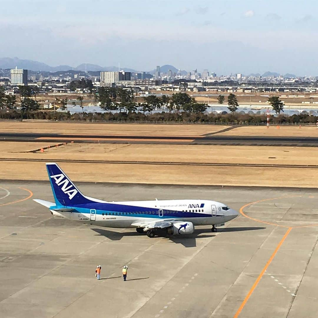 bon ponさんのインスタグラム写真 - (bon ponInstagram)「春のようなポカポカ陽気に誘われて、仙台空港近くの公園までドライブに行って来ました。 その後、空港の展望デッキへ移動。暫し飛行機の離着陸の様子を楽しみました✈️ ・ ダッフルコート、フィッシャーマンセーター、ダンガリーシャツ、ブラックウォッチのコーデ😊😊 bon ・ダッフルコート(J.PRESS ヤフオク) ・セーター(UNIQLO) ・シャツ(UNIQLO) ・ジーンズ(UNIQLO) pon ・ダッフルコート(NEWYORKER ヤフオク) ・カーディガン(フェリシモ) ・ブラウス(SM2) ・スカート(楽天) ＊ #仙台空港りんくう公園 #仙台空港臨空公園 #仙台空港 #仙台空港展望デッキ #飛行場 #飛行機 #夫婦 #60代 #ファッション #コーディネート #夫婦コーデ #グレイヘア #白髪 #共白髪 #couple #over60 #fashion #coordinate #instafashion #instagramjapan #greyhair #bonpon511」2月7日 16時53分 - bonpon511