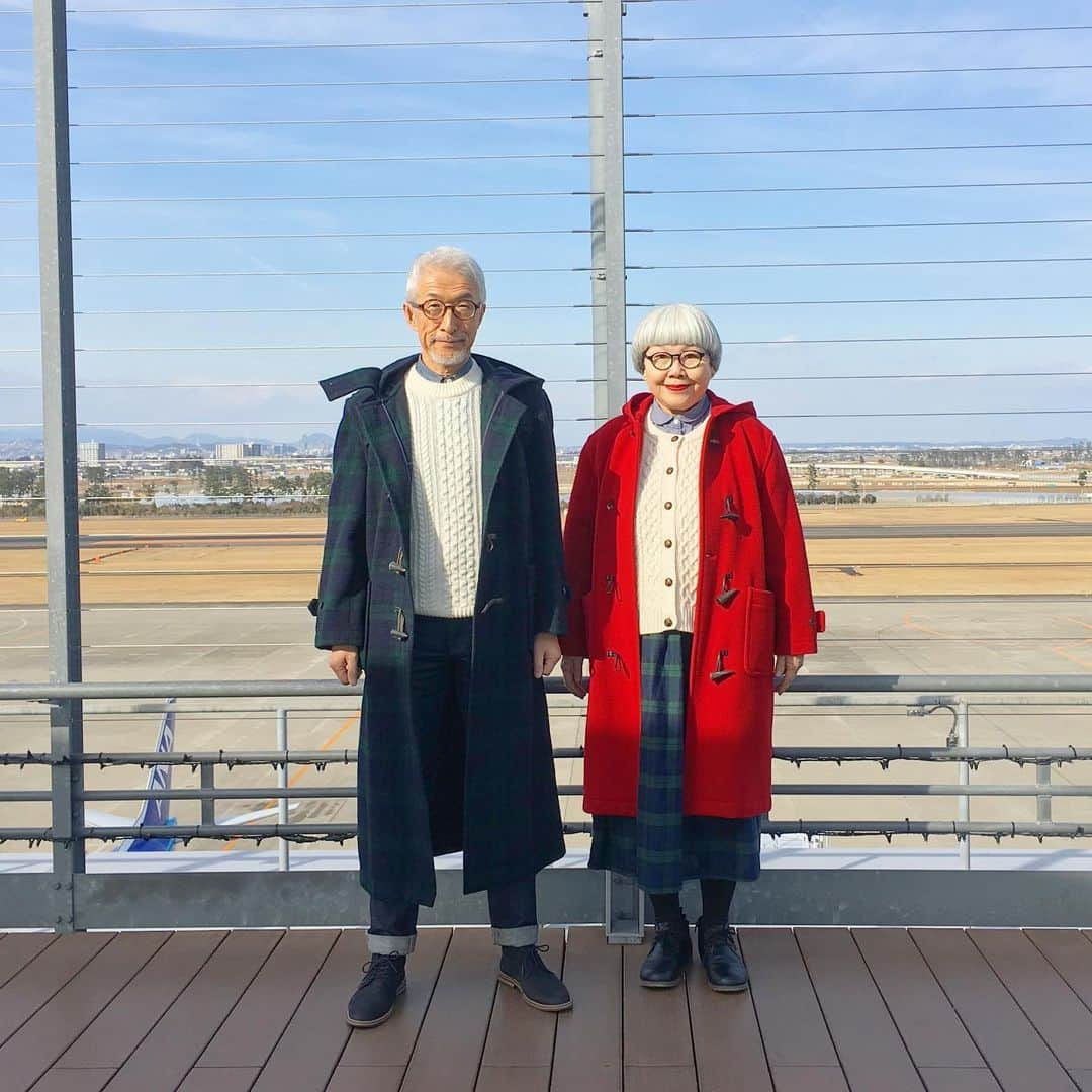 bon ponさんのインスタグラム写真 - (bon ponInstagram)「春のようなポカポカ陽気に誘われて、仙台空港近くの公園までドライブに行って来ました。 その後、空港の展望デッキへ移動。暫し飛行機の離着陸の様子を楽しみました✈️ ・ ダッフルコート、フィッシャーマンセーター、ダンガリーシャツ、ブラックウォッチのコーデ😊😊 bon ・ダッフルコート(J.PRESS ヤフオク) ・セーター(UNIQLO) ・シャツ(UNIQLO) ・ジーンズ(UNIQLO) pon ・ダッフルコート(NEWYORKER ヤフオク) ・カーディガン(フェリシモ) ・ブラウス(SM2) ・スカート(楽天) ＊ #仙台空港りんくう公園 #仙台空港臨空公園 #仙台空港 #仙台空港展望デッキ #飛行場 #飛行機 #夫婦 #60代 #ファッション #コーディネート #夫婦コーデ #グレイヘア #白髪 #共白髪 #couple #over60 #fashion #coordinate #instafashion #instagramjapan #greyhair #bonpon511」2月7日 16時53分 - bonpon511