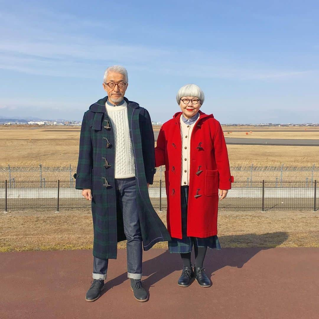 bon ponさんのインスタグラム写真 - (bon ponInstagram)「春のようなポカポカ陽気に誘われて、仙台空港近くの公園までドライブに行って来ました。 その後、空港の展望デッキへ移動。暫し飛行機の離着陸の様子を楽しみました✈️ ・ ダッフルコート、フィッシャーマンセーター、ダンガリーシャツ、ブラックウォッチのコーデ😊😊 bon ・ダッフルコート(J.PRESS ヤフオク) ・セーター(UNIQLO) ・シャツ(UNIQLO) ・ジーンズ(UNIQLO) pon ・ダッフルコート(NEWYORKER ヤフオク) ・カーディガン(フェリシモ) ・ブラウス(SM2) ・スカート(楽天) ＊ #仙台空港りんくう公園 #仙台空港臨空公園 #仙台空港 #仙台空港展望デッキ #飛行場 #飛行機 #夫婦 #60代 #ファッション #コーディネート #夫婦コーデ #グレイヘア #白髪 #共白髪 #couple #over60 #fashion #coordinate #instafashion #instagramjapan #greyhair #bonpon511」2月7日 16時53分 - bonpon511